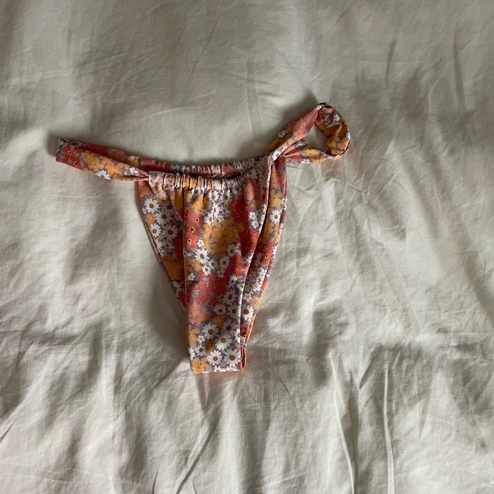 Skatie X Amber Fillerup Clark Bobbi Bottom Holland - Picture 3 of 4